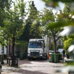 Vrachtwagen voor de rotonde van Eemnes