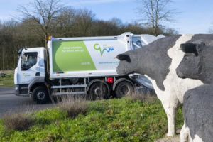 Vrachtwagen voor de rotonde van Eemnes